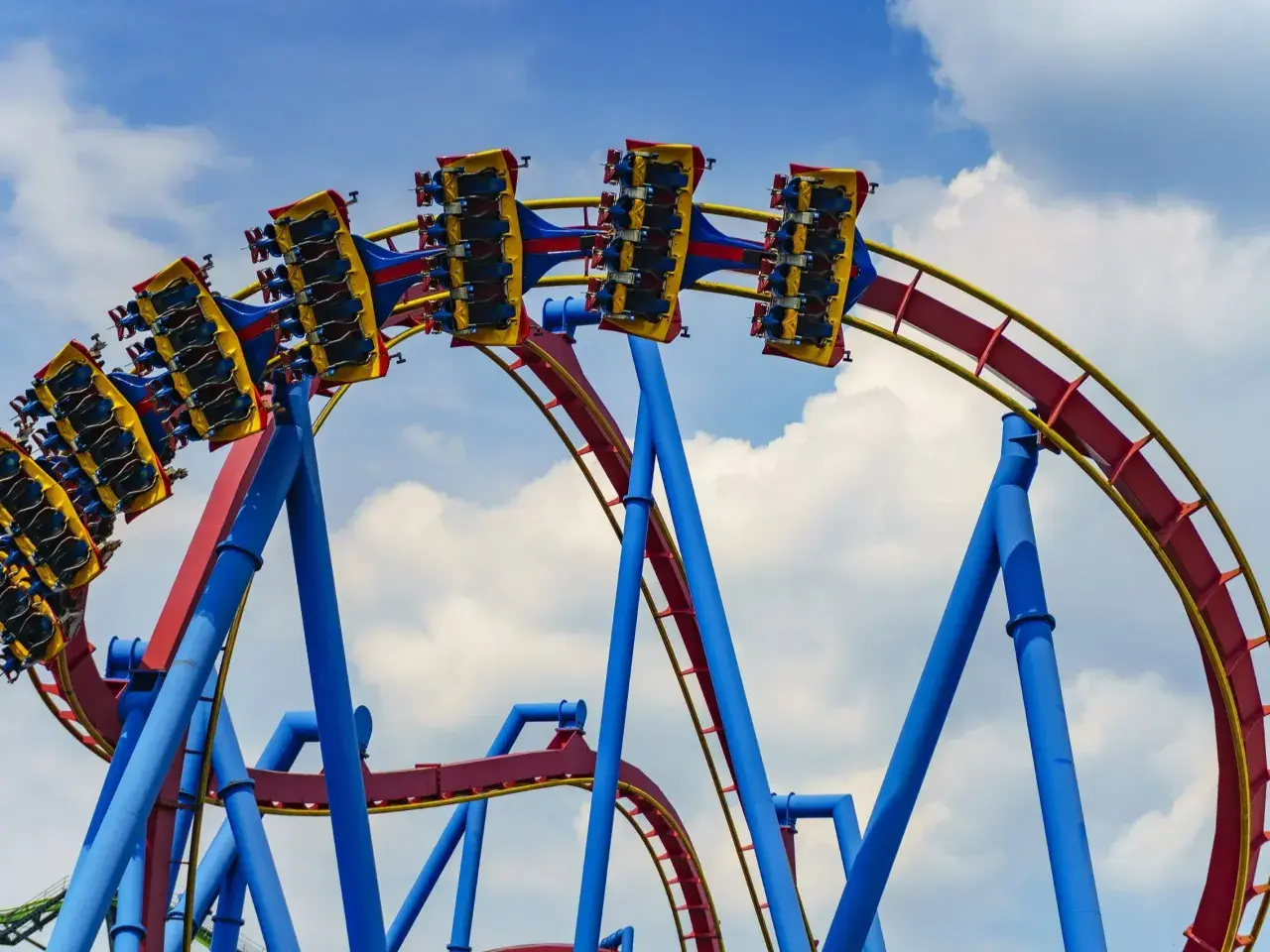 Pasażerowie na wagonikach najwyższego rollercoastera na świecie szykują się na emocjonujący zjazd.