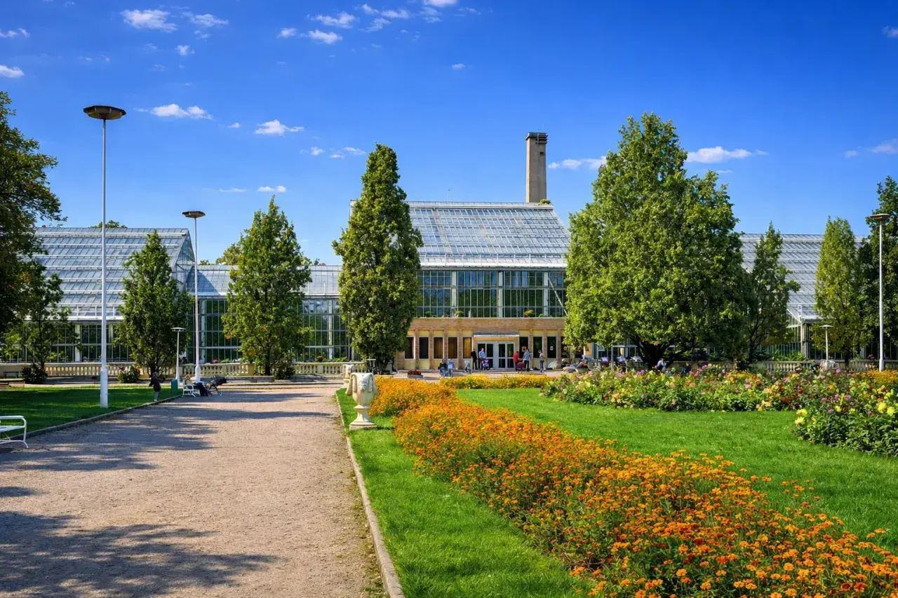 Piękny ogród botaniczny z oranżerią, idealne miejsce, gdzie pojechać na dwa dni.