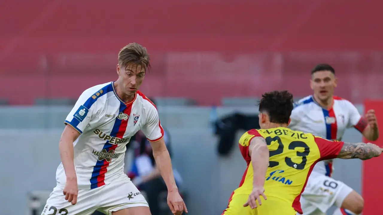 Piłkarze Górnika Zabrze i Korony Kielce w akcji.