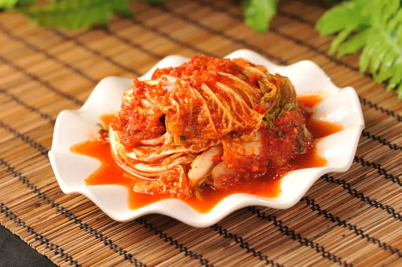En skål med kryddig kimchi, perfekt för ditt nästa kimchi recept.