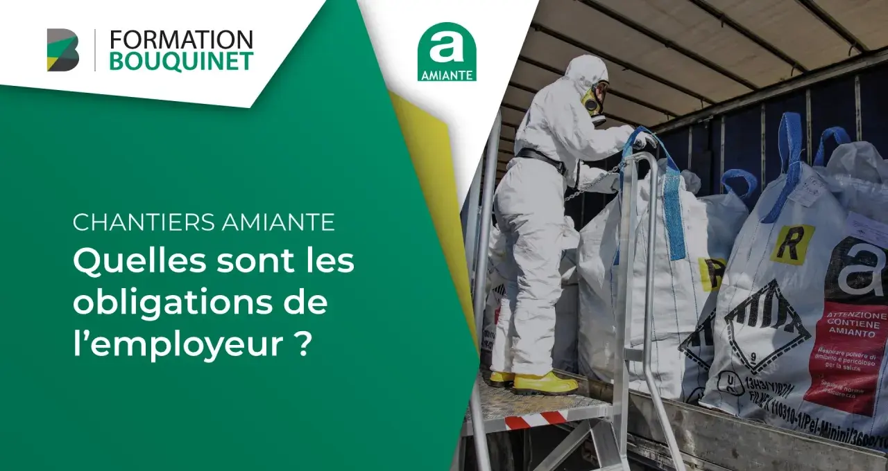 Travailleur en combinaison blanche, masqué, manipulant des sacs étiquetés "amiante". Formation Bouquinet : chantiers amiante, quelles sont les obligations de l'employeur ? J'ai été exposé à l'amiante.