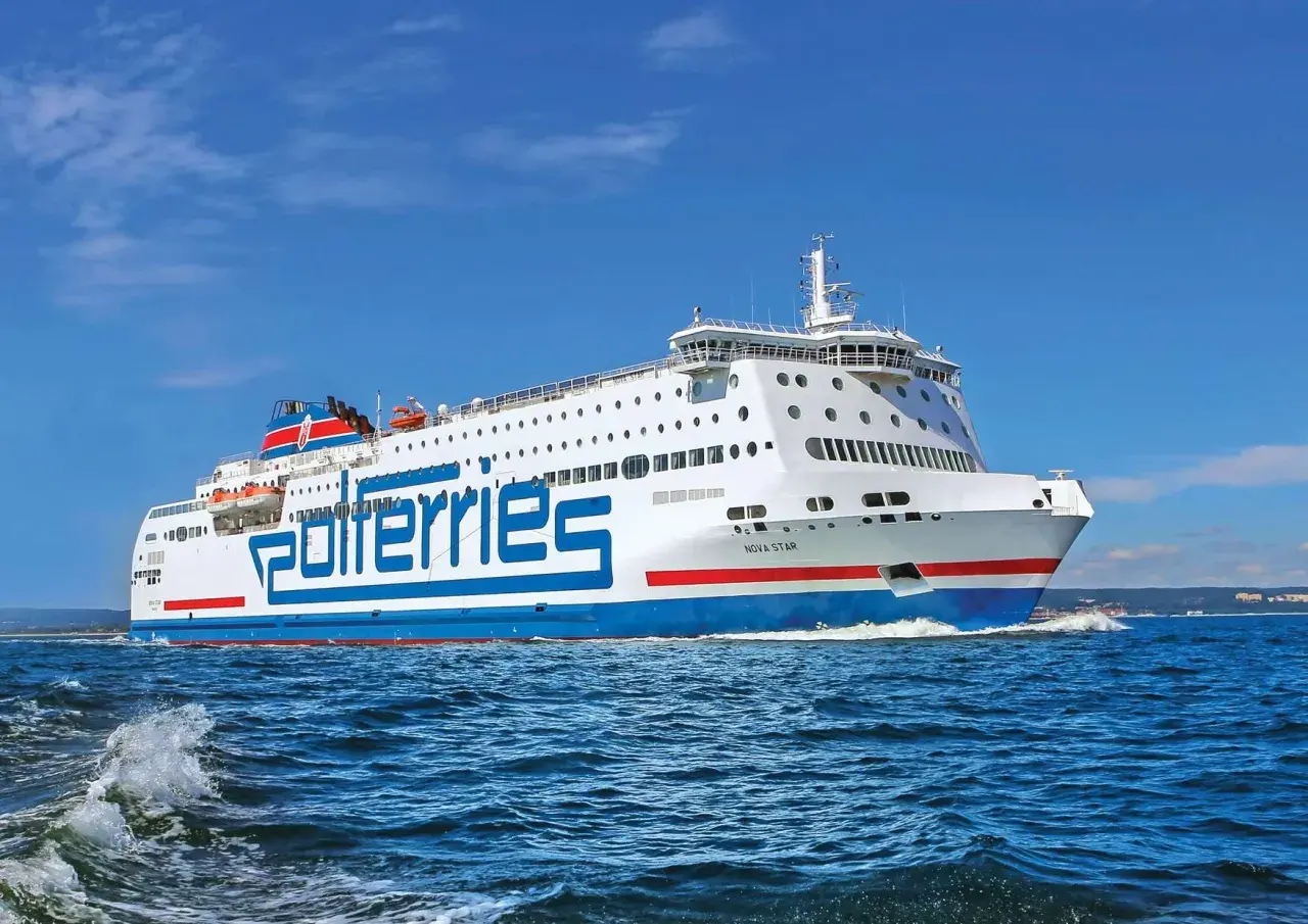 Stor färja med texten "Polferries" på sidan, på väg mot Gdansk.