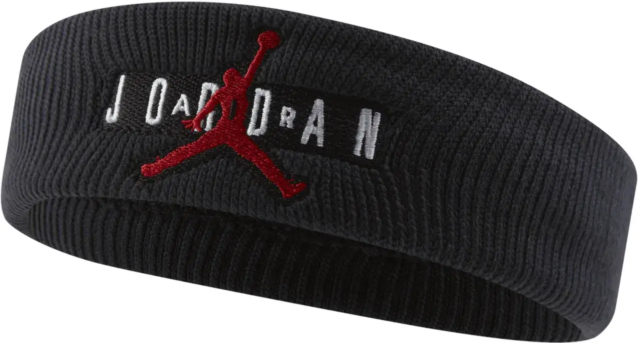 Czarna opaska na głowę Jordan z czerwonym logo Jumpman i białym napisem JORDAN. Idealna dla fanów sportowego stylu.