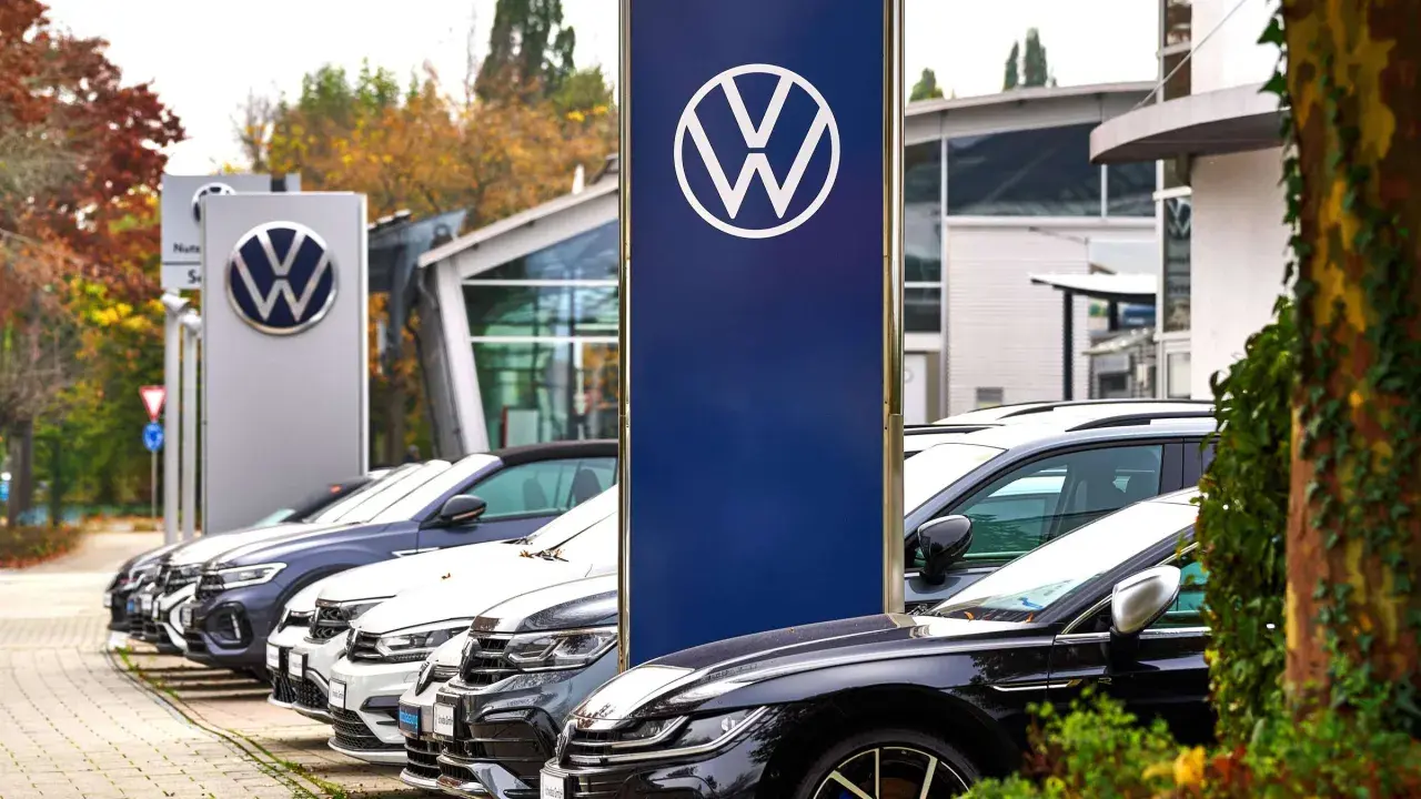 Vor einem Autohaus stehen mehrere VW-Modelle. Die Frage, wie viele Monatsgehälter für ein Auto, beschäftigt viele.