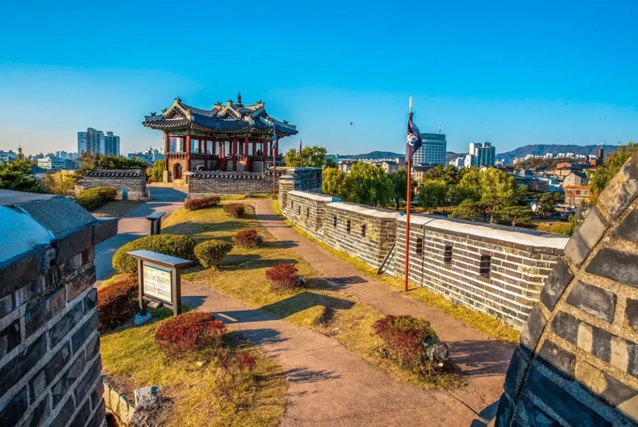 Jak wygląda Korea Południowa? Tradycyjna architektura i nowoczesne budynki tworzą malowniczy krajobraz.