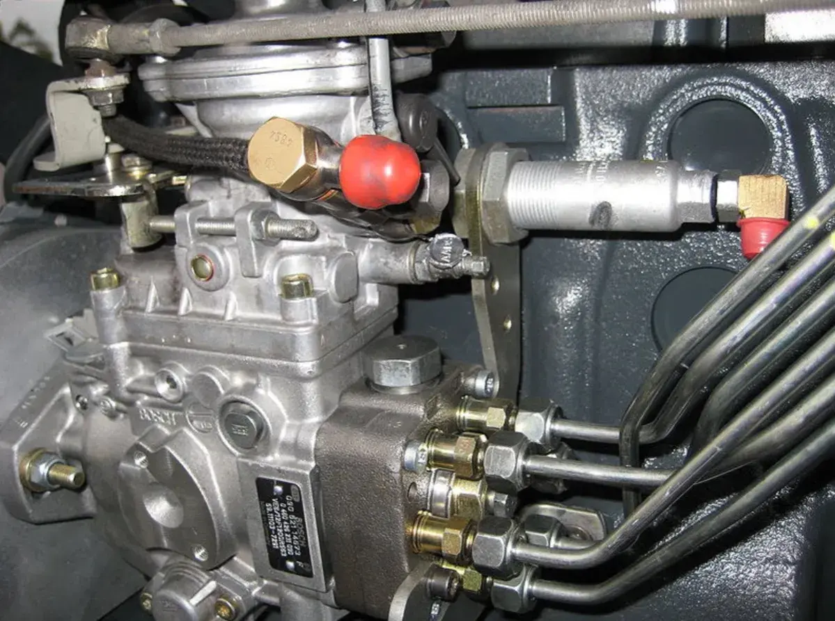 Pompe d'injection diesel Bosch, pièce maîtresse pour la durée de vie pompe injection diesel. Tubes métalliques et raccords visibles.