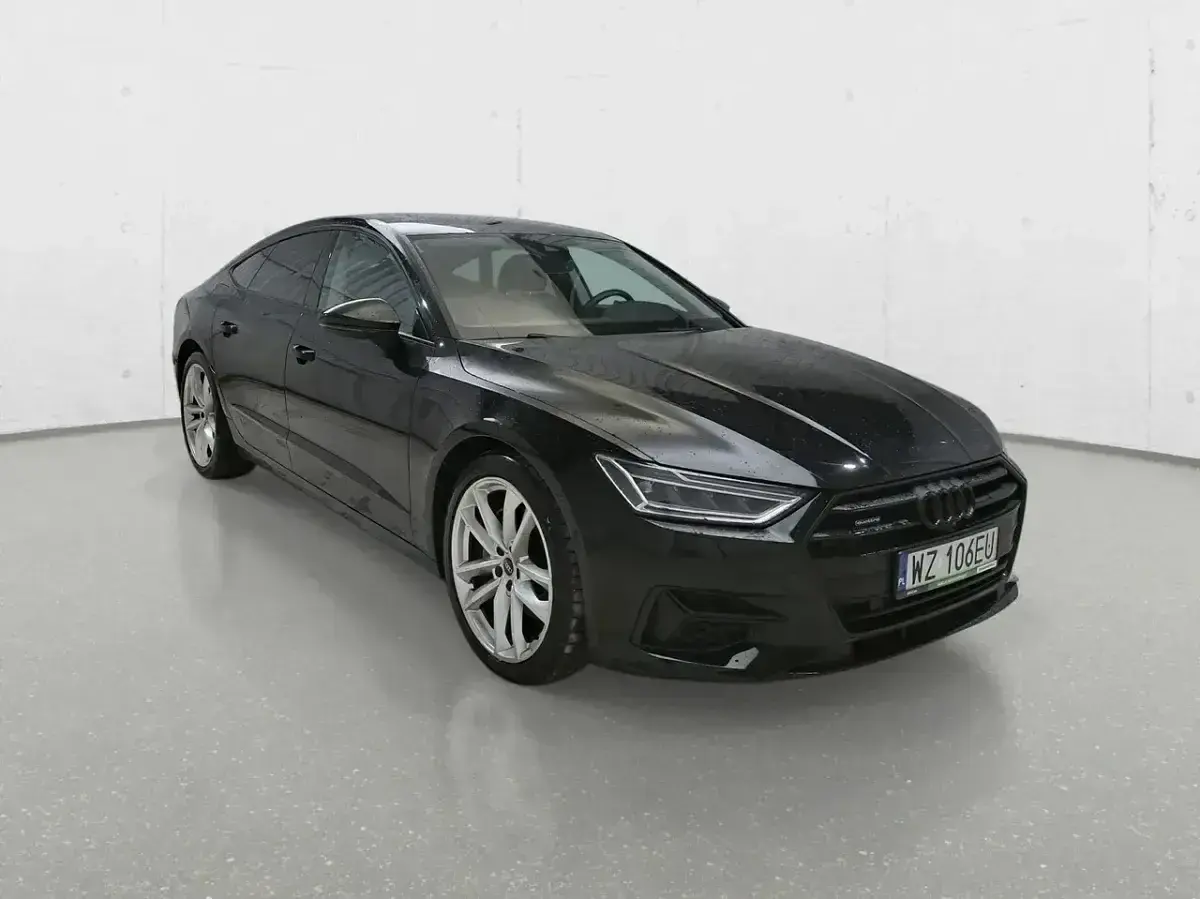 Eleganckie, czarne Audi A7 Sportback na jasnym tle. Sprawdź aktualną audi a7 cena i znajdź swój wymarzony samochód.