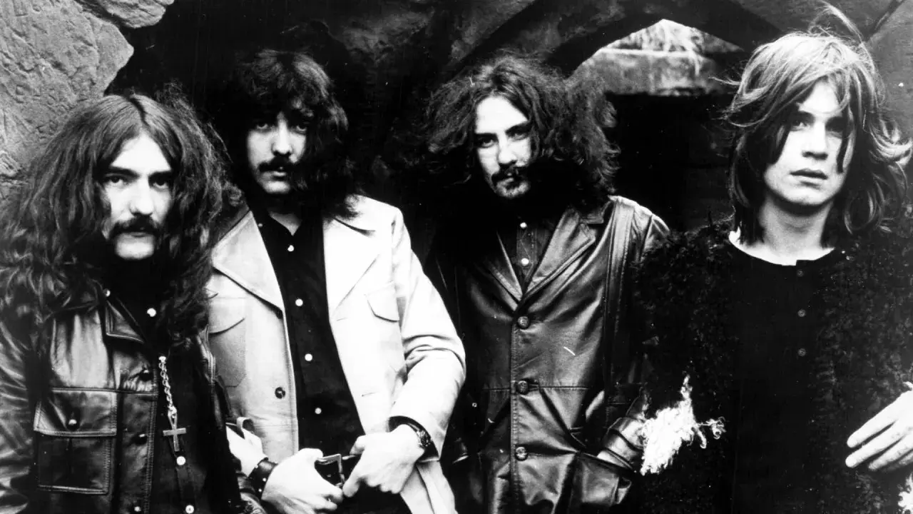 Czterech członków Black Sabbath, zespół, który stworzył największe przeboje heavy metalu, pozuje do zdjęcia.