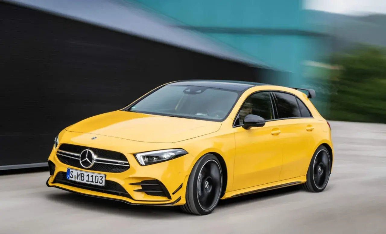 Gelber Mercedes-AMG A35 mit sportlichem Heckspoiler in Bewegung. Technische Daten des A35 AMG sind hier nicht ersichtlich.