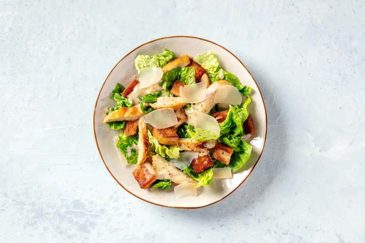 En läcker caesarsallad med kyckling, krutonger och parmesan. Ett perfekt caesarsallad recept för en snabb lunch.