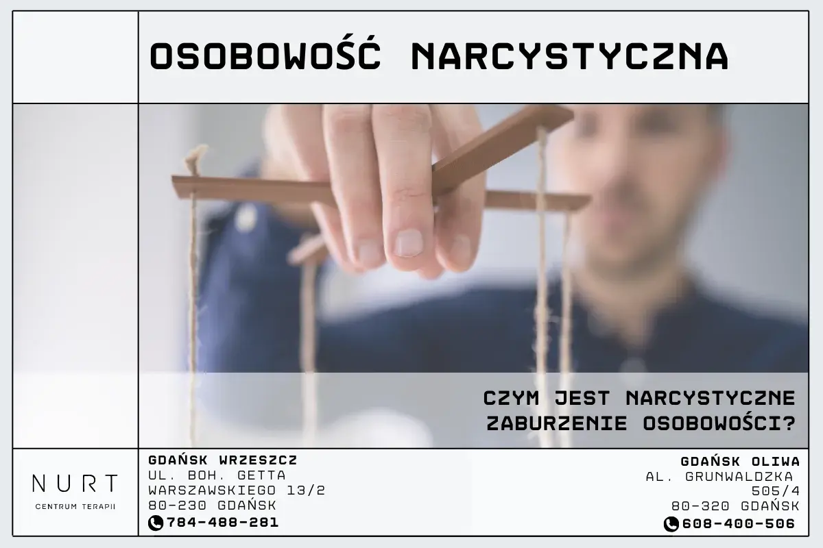 Dłoń sterująca marionetką symbolizuje narcyzm. Plakat pyta: "Czym jest narcystyczne zaburzenie osobowości?".
