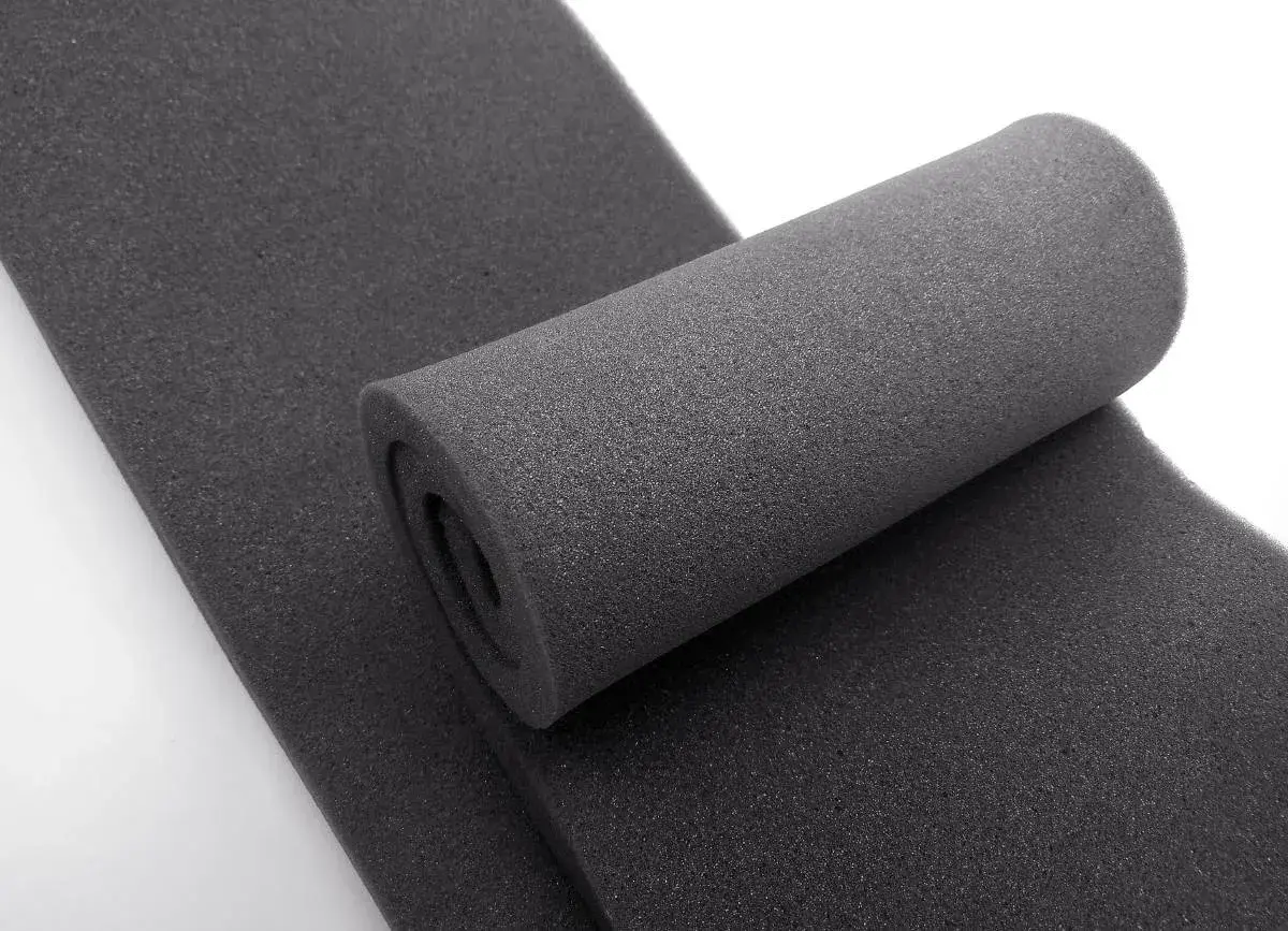 Rollo de espuma de poliuretano gris, material ligero y flexible. El poliuretano es impermeable, ideal para aislamiento.