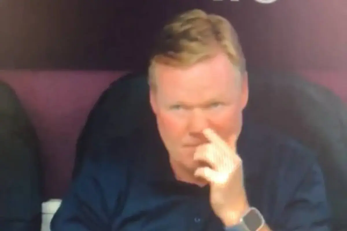 Ronald Koeman, trener reprezentacji Holandii, zamyślony podczas meczu.