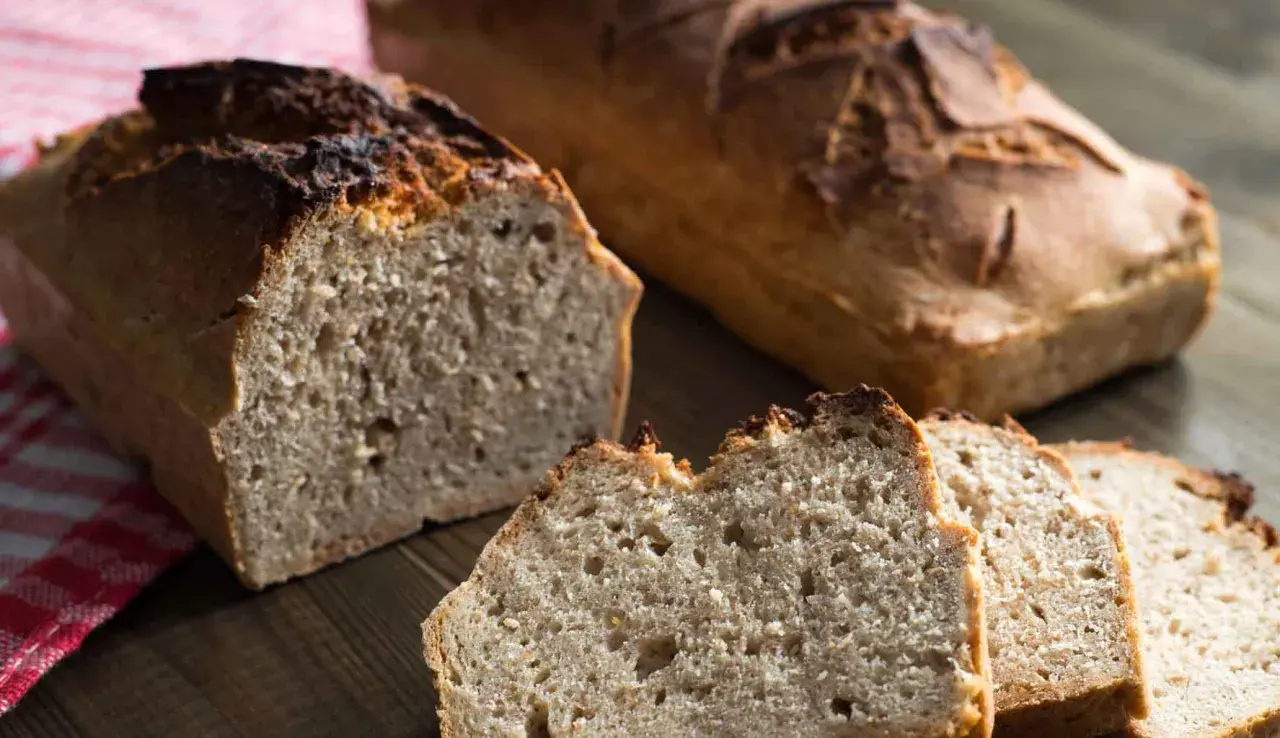 Pane integrale appena sfornato, con crosta dorata e mollica soffice, pronto per essere gustato.