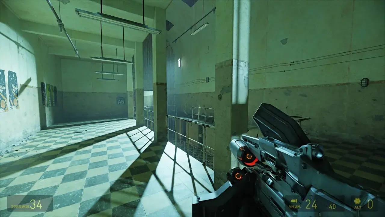 W korytarzu z kratownicą na podłodze, w grze Half-Life 2 Remastered, widzimy broń gracza i oznaczenie A5.