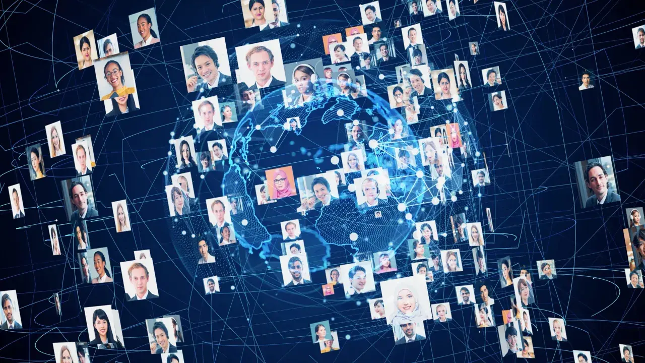 Un globo terráqueo digital rodeado de retratos de personas de diversas etnias y edades.