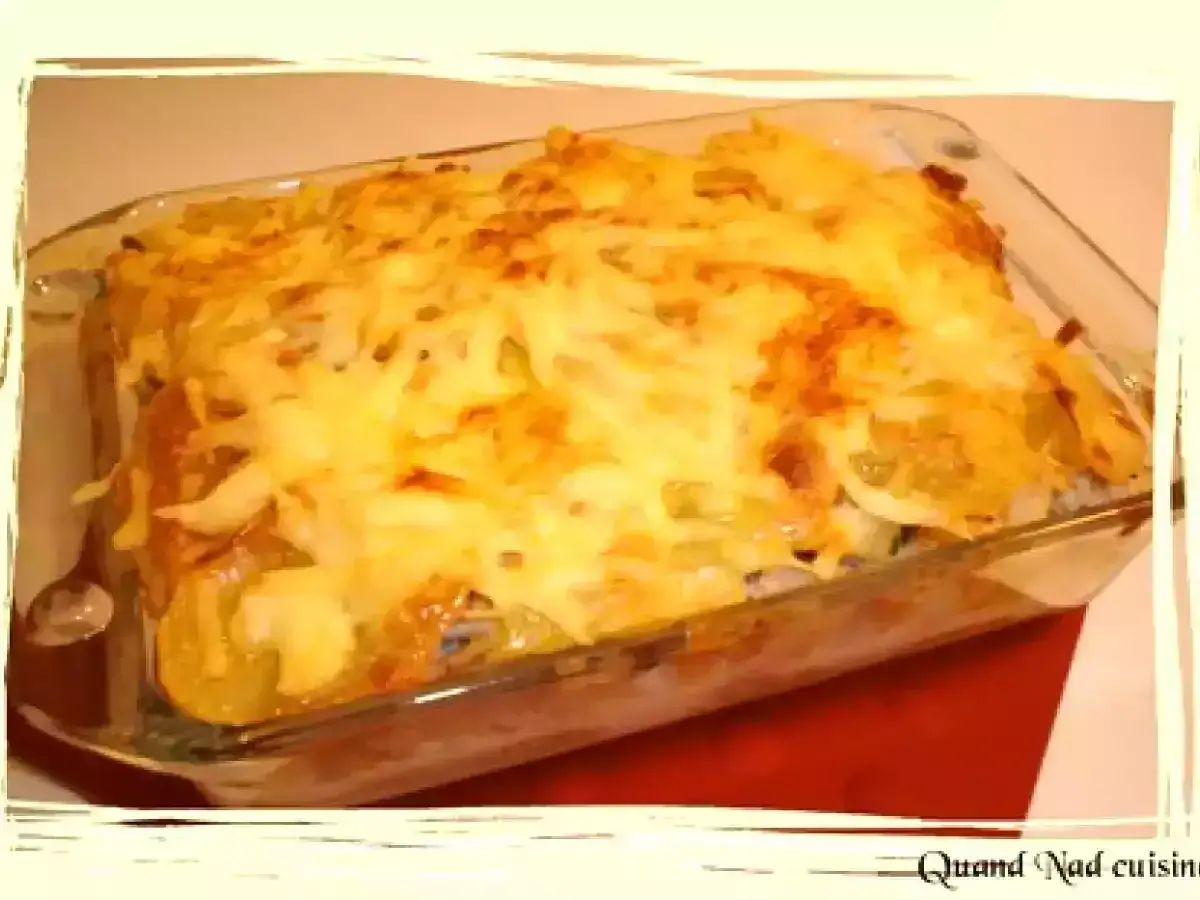 Un plat gratiné de parmentier de cabillaud, avec une couche dorée de fromage fondu, prêt à être dégusté.