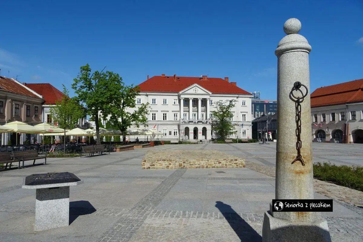 Rynek w Kielcach, z ratuszem w tle. Idealne miejsce na relaks i odkrywanie kielce atrakcje dla dorosłych, np. w jednej z kawiarni.