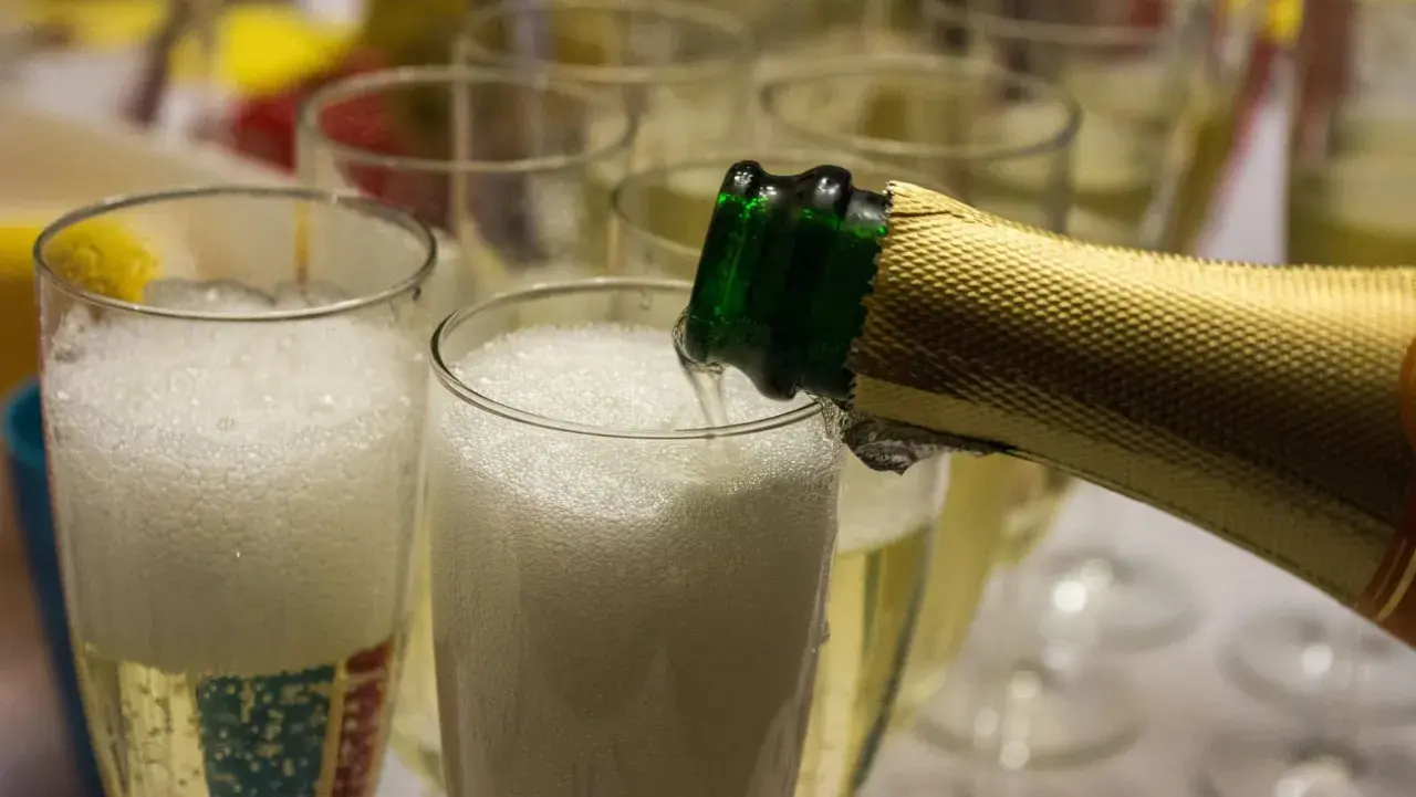 Schaumiger Prosecco DOC wird in Gläser gegossen, bereit für einen festlichen Anlass.