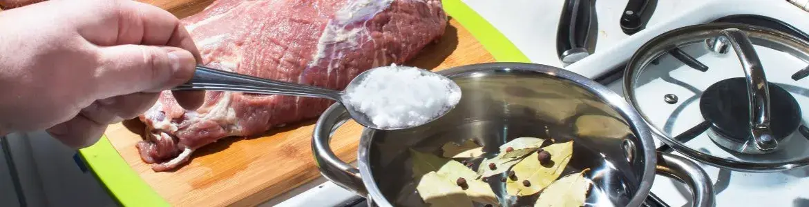 Czy wołowinę się soli? Oto jak solenie wpływa na smak mięsa