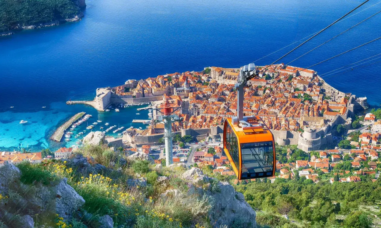 Vue panoramique de Dubrovnik, avec le téléphérique offrant une perspective unique sur la vieille ville et ses activités.