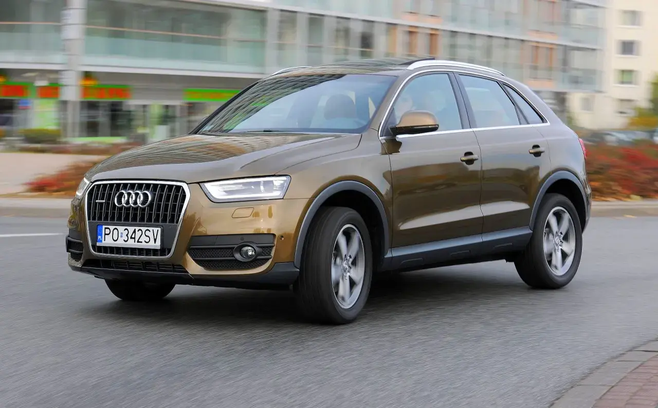 Brązowy Audi Q3 w ruchu miejskim. Kierowca zadowolony, potwierdzają to pozytywne audi q3 opinie.
