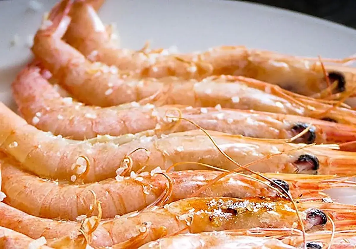 Gambas rosadas y jugosas, listas para cocer. Un plato sencillo y delicioso.