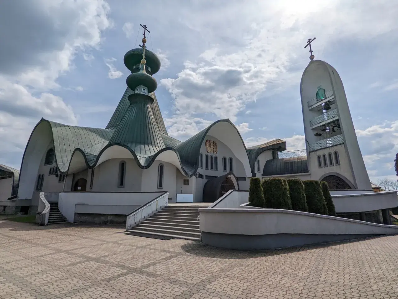 Unikalne architektonicznie cerkwie i dzwonnica w Hajnówce to jedne z wielu atrakcji tego miasta.