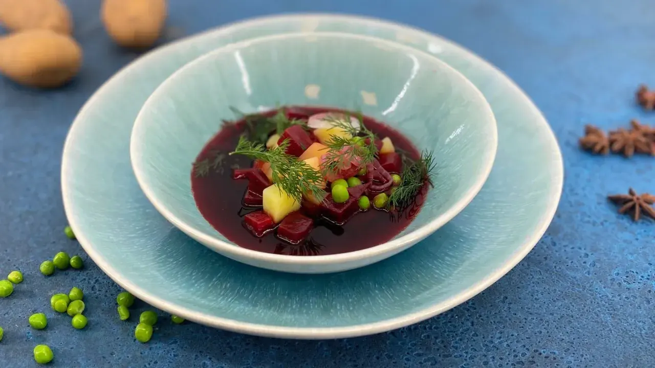 Herzhafte Suppe mit Rote Bete, Kartoffeln und Erbsen, garniert mit Dill.