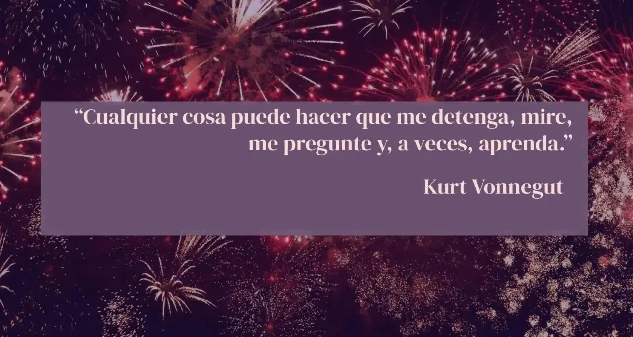 Fuegos artificiales iluminan la noche, acompañando frases de superación personal. Kurt Vonnegut nos enseña a aprender de todo.