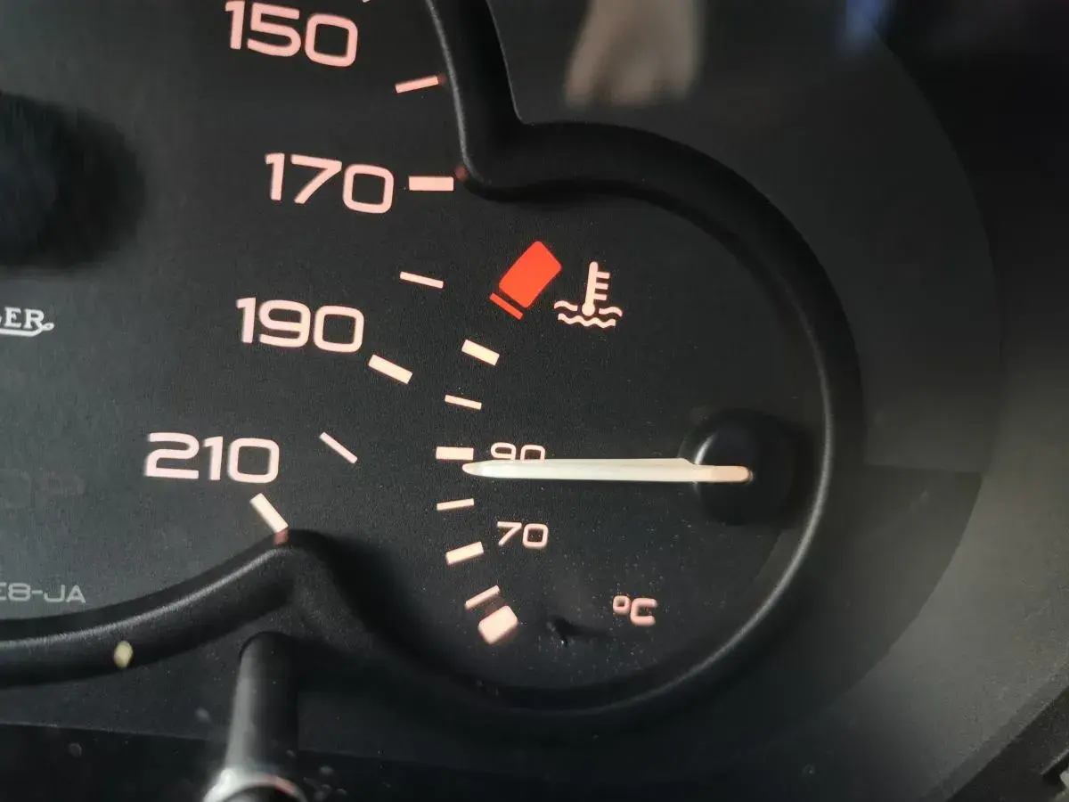 Wskaźnik pokazuje, że temperatura płynu chłodniczego jest bliska 90°C.