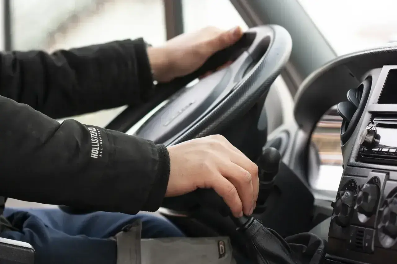 Kierowca zmienia bieg, planując swój czas pracy i ile cykli w tygodniu może wykonać, by dotrzeć do celu.