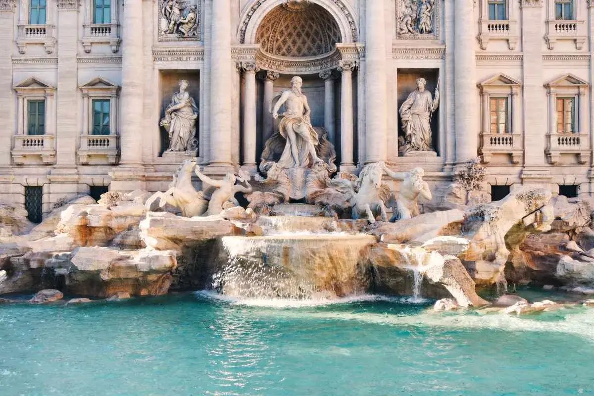 Fontana di Trevi, uno dei più celebri posti a Roma, con le sue sculture barocche e l'acqua cristallina.