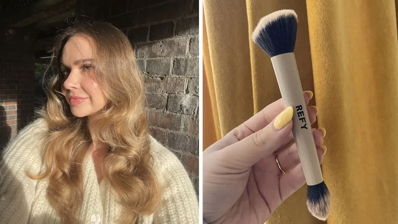 Une femme au teint lumineux pose à côté d'un pinceau REFY. Quel pinceau pour fond de teint choisir pour un fini naturel ?