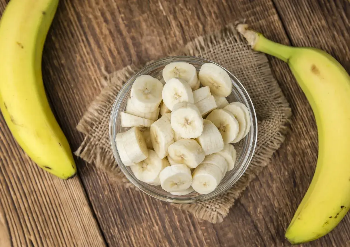 Banan przed czy po treningu? Odkryj, co przynosi lepsze efekty