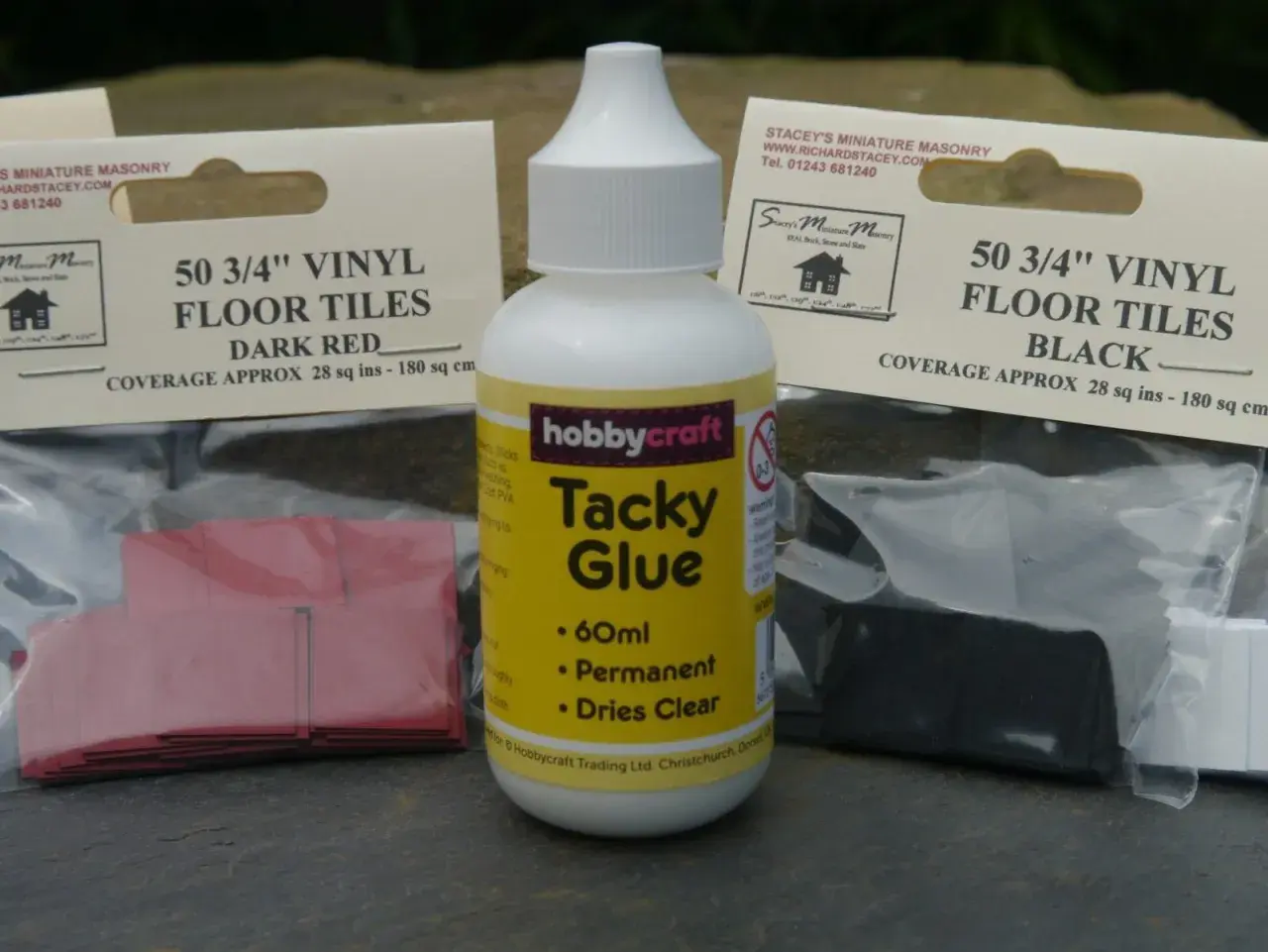 Colla Tacky Glue Hobbycraft, ideale per modellismo. Cos'è? Una colla PVA permanente che asciuga trasparente, perfetta per pavimenti in vinile 3/4".