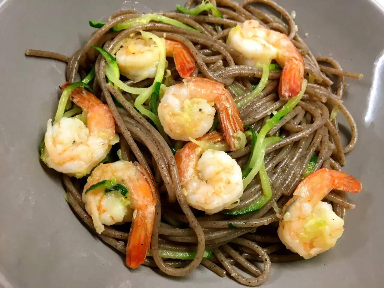 Pasta di grano saraceno con gamberi e zucchine, un piatto leggero e gustoso. La ricetta pasta grano saraceno con verdure è perfetta per un pranzo sano.
