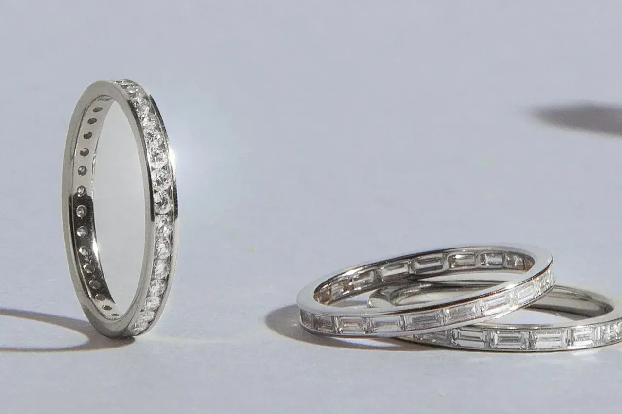 Anillos de oro blanco o plata con diamantes. ¿Cómo saber si es oro blanco o plata? Estos anillos son un ejemplo de cómo distinguir entre metales preciosos.