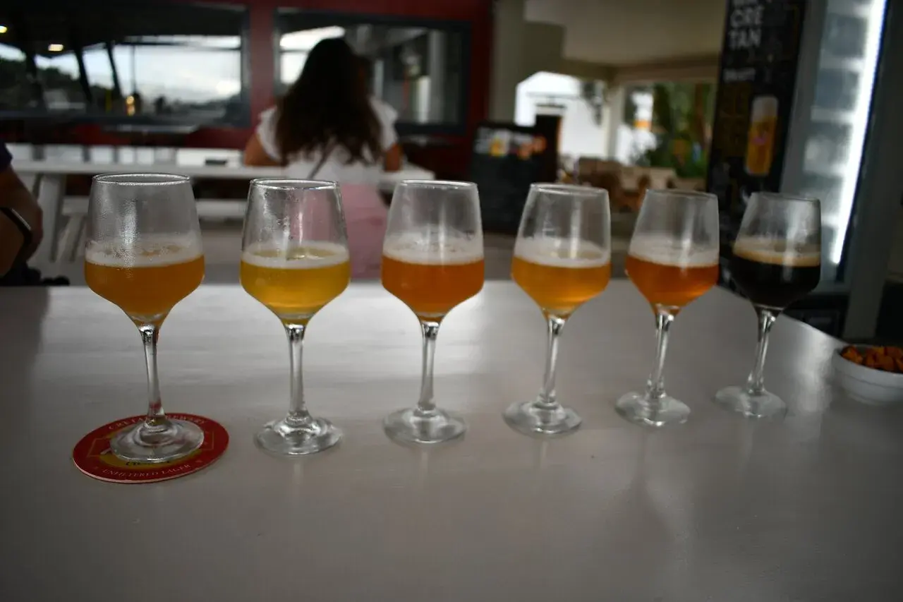 Dégustation de bières artisanales crétoises. Cinq verres de bière, de couleurs variées, sur une table.