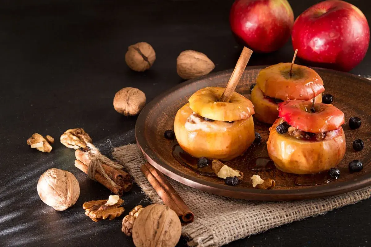 Deliciosas manzanas al horno con canela, nueces y arándanos, un postre casero perfecto.