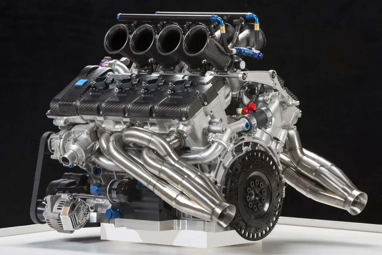 Potężny silnik Volvo 4.4 V8 Yamaha z czterema wlotami powietrza i błyszczącymi kolektorami wydechowymi.
