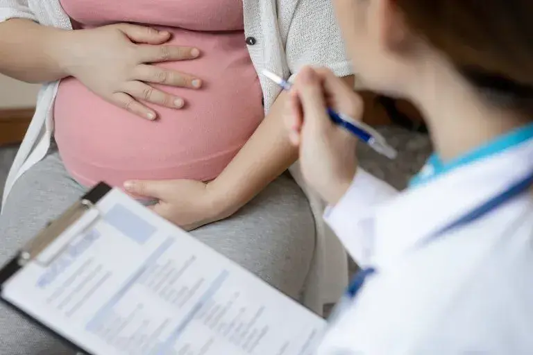 Ciąża po menopauzie: Czy to możliwe? Fakty i medyczne szanse