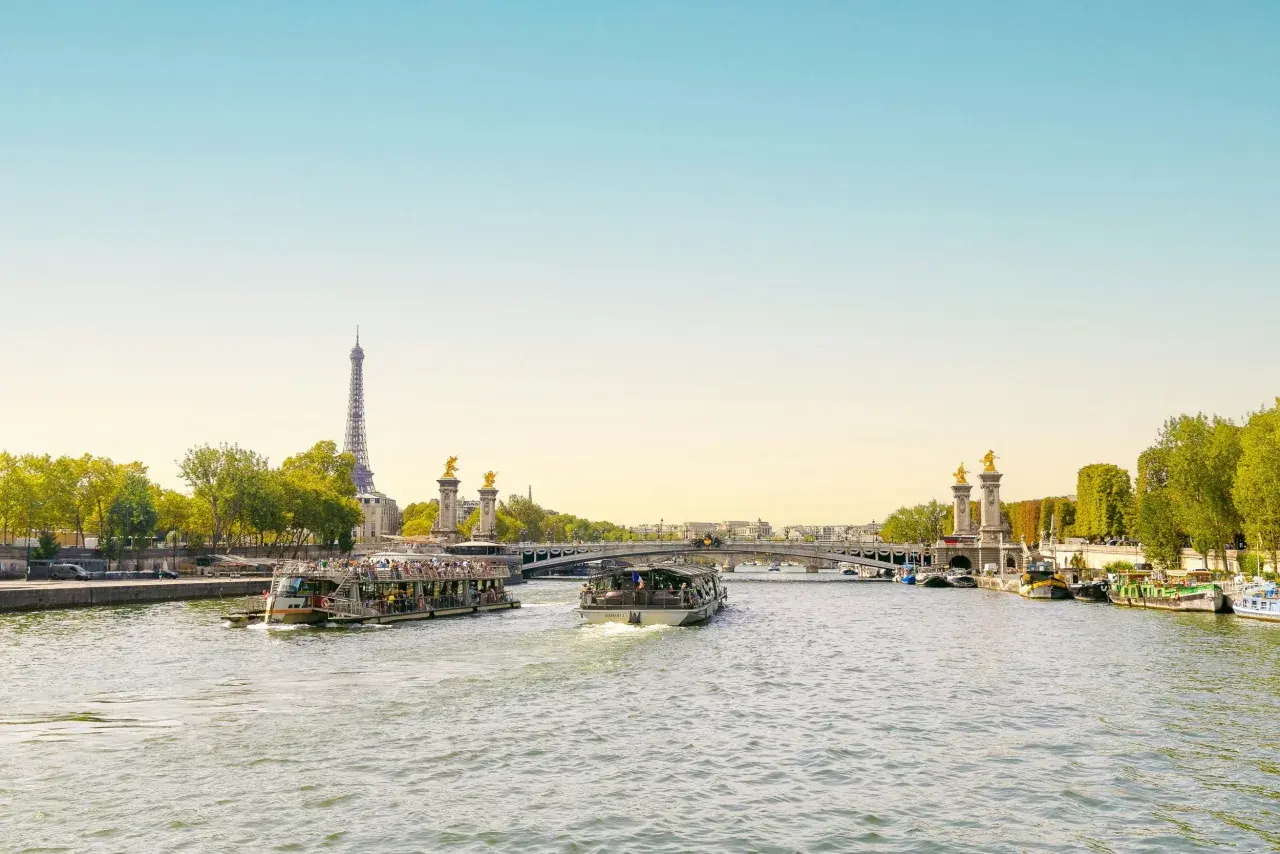 Båttur på Seine med Eiffeltornet i bakgrunden, en ikonisk vy av frihetsgudinnan Paris.