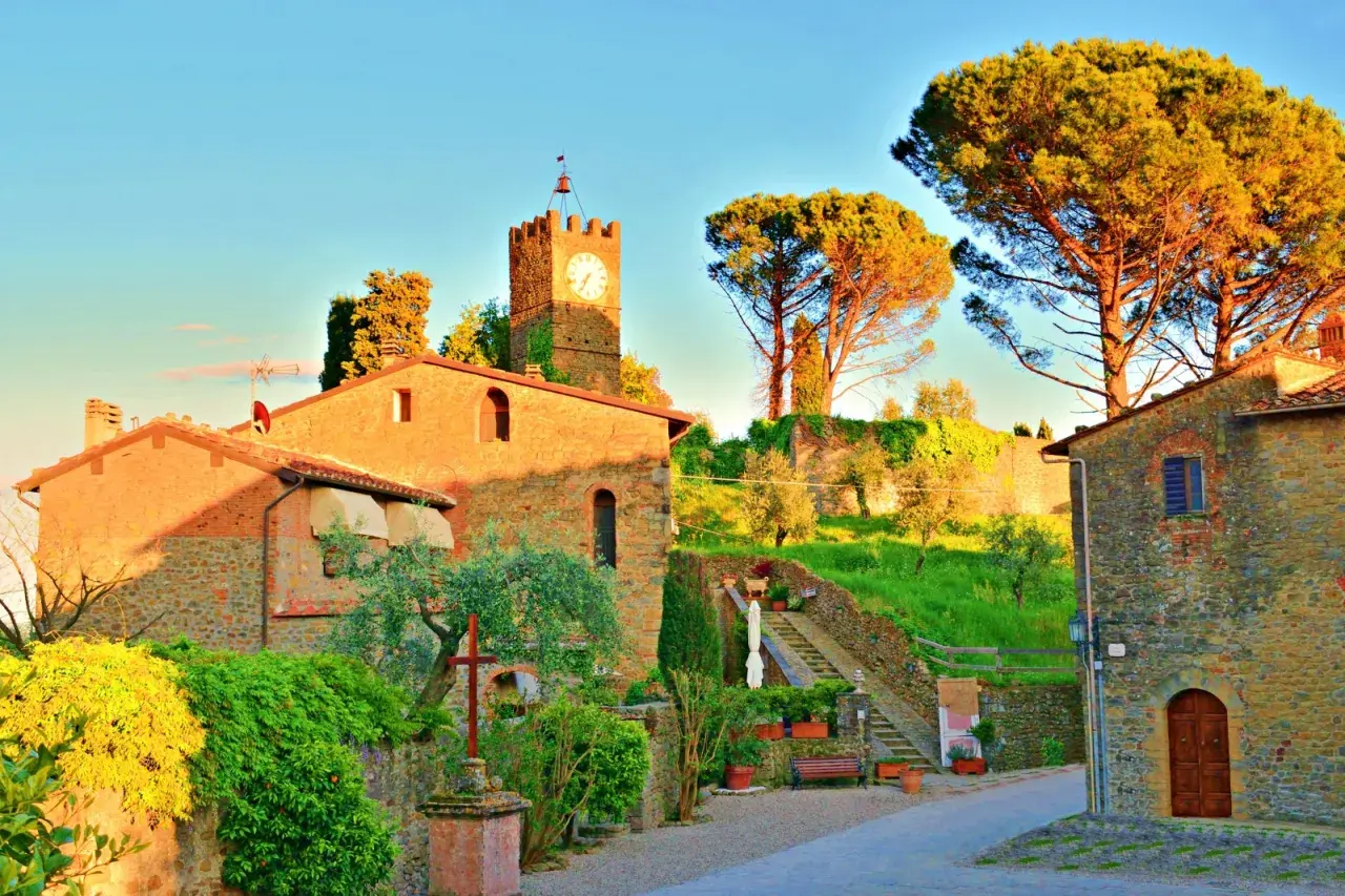 Un incantevole borgo a Buggiano, con un'antica torre dell'orologio che domina il paesaggio al tramonto.