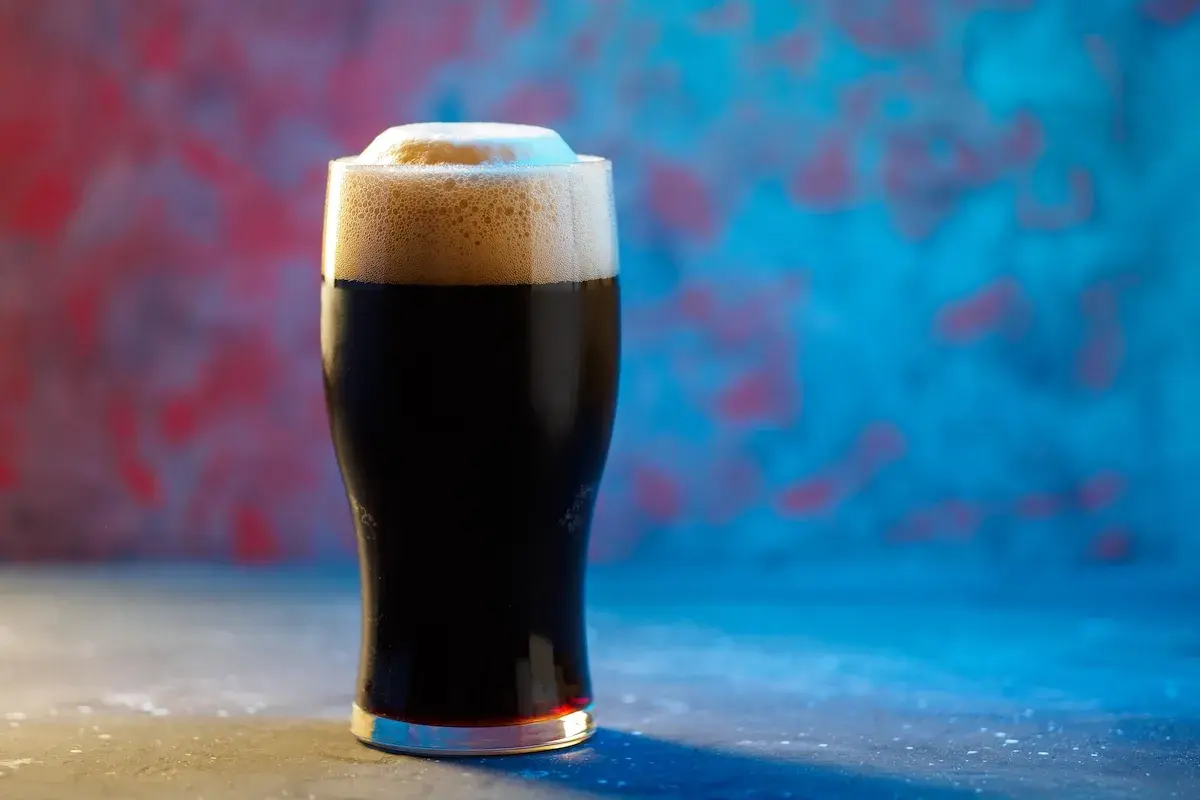Un bicchiere di stout, birra scura dal gusto intenso. Il suo significato è robustezza e sapore deciso.