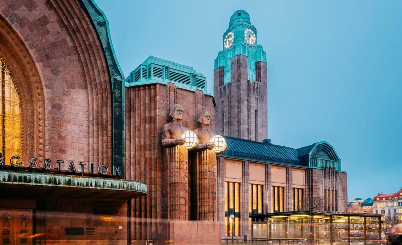 Helsingfors centralstation med sina ikoniska statyer och klocktorn. Perfekt för en weekendresa!