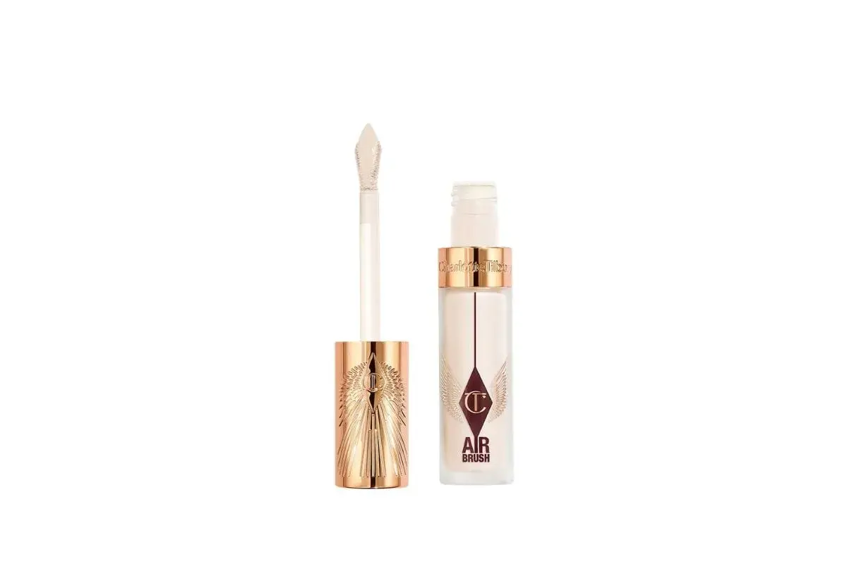 En flaska och en applikator för att applicera concealer. Charlotte Tilbury Airbrush.