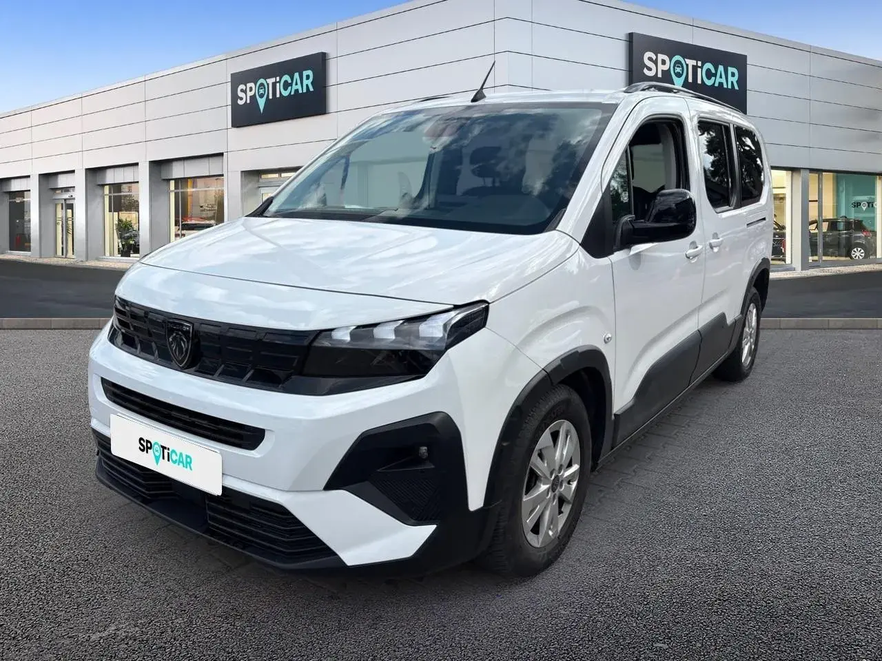 Biały van przed budynkiem Spoticar. Idealny na wycieczkę z całą grupą psa.
