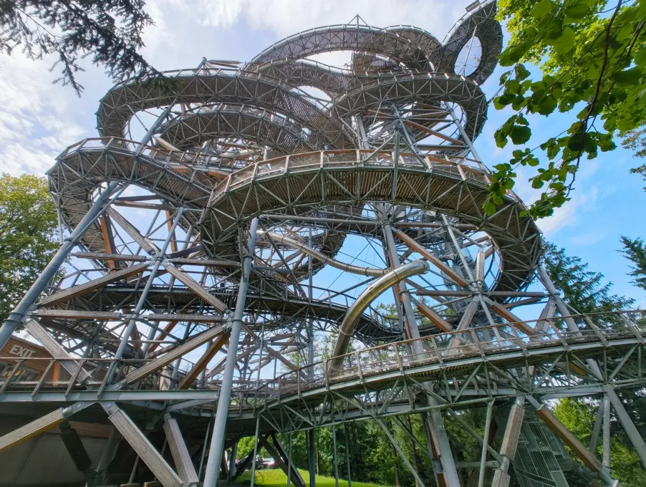 Niesamowita konstrukcja do spaceru w koronach drzew, przypominająca spiralę, z widokiem na Tatry.