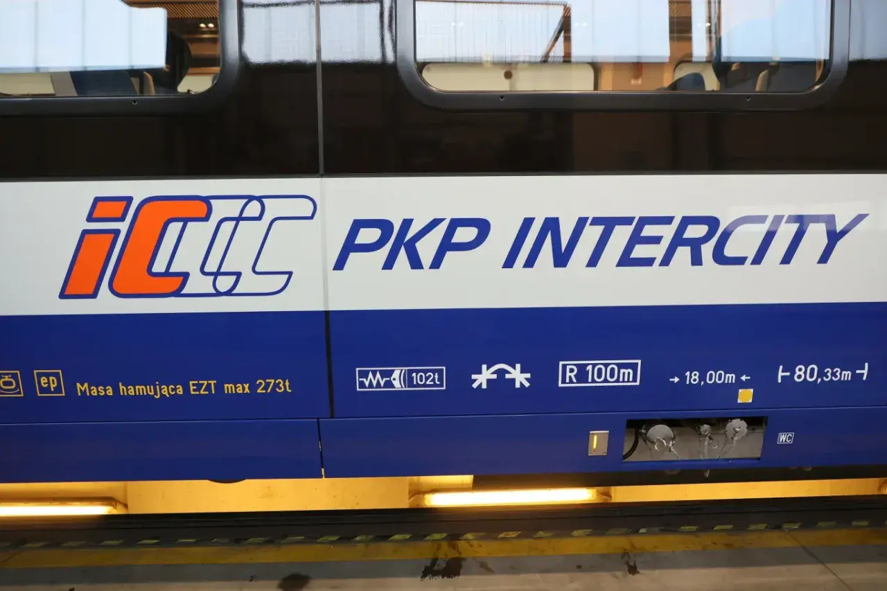 Logo PKP Intercity na boku pociągu. Czy można kupić bilet w pociągu Intercity? Tak, często jest to możliwe.